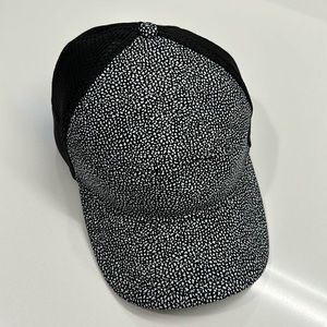 Lululemon black & white speckled hat